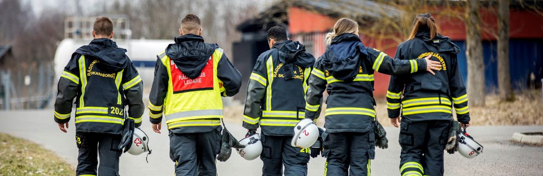 fem brandmän som visar ryggen