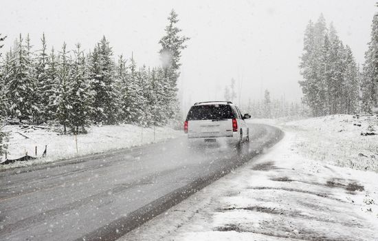en bil i snöoväder